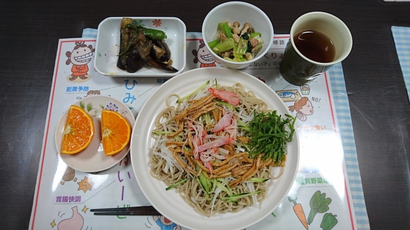 ひまわり荘 夕食  冷やし大根そば・ナスとピーマンの生姜炒め・小松菜とサバ缶からし和え・&#127818;_c0357519_18541680.jpg