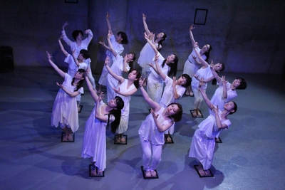 「踊る酸素」公演、観客の手拍子とともに終了_d0178431_1429275.jpg