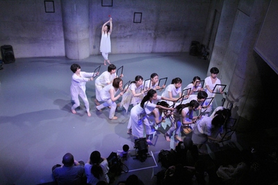 「踊る酸素」公演、観客の手拍子とともに終了_d0178431_14302768.jpg