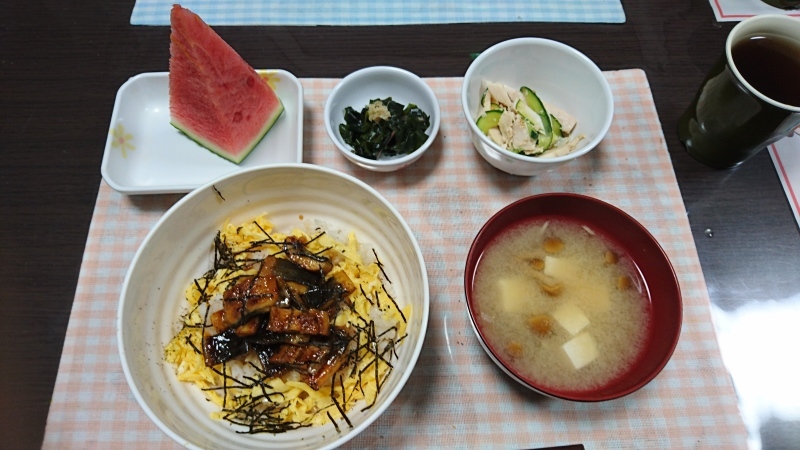 ひまわり荘 夕食 鰻丼 鶏ささみときゅうり中華和え ワカメのお浸し なめこ汁 スイカ 今日の献立