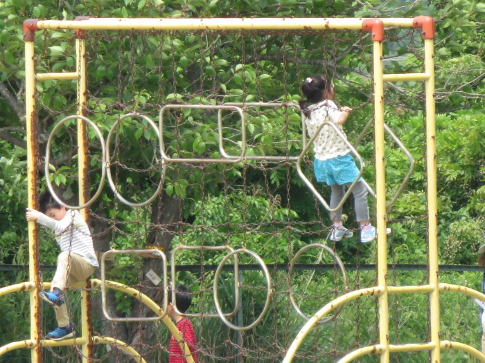 校庭で一人遊び 梅田のビル群が遠い しんとまゆと姫のとことこ お散歩日記 校庭で一人遊び 梅田のビル群が遠い しんとまゆと姫のとことこ お散歩日記