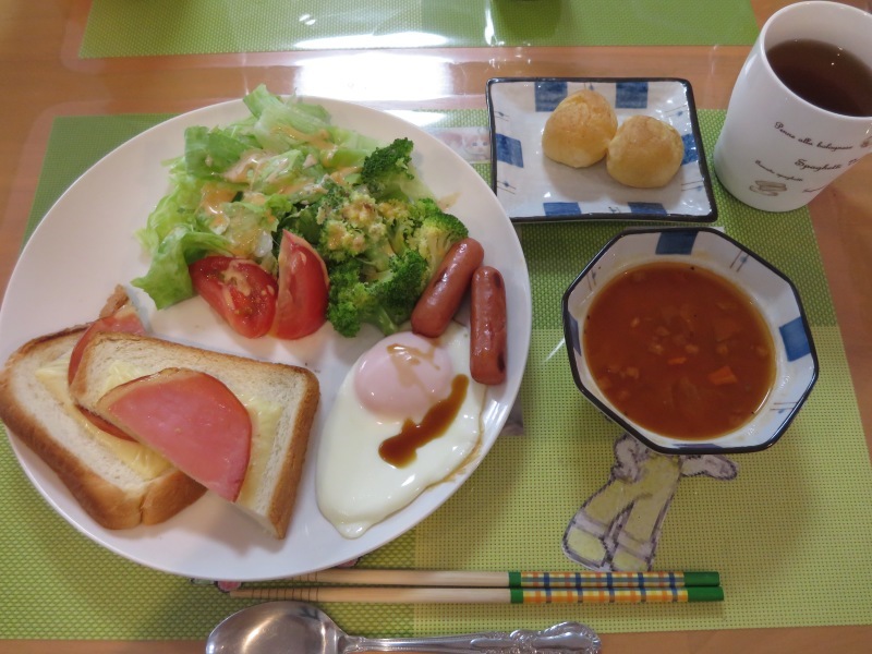 あじさい荘朝食 ハムチーズトースト プチシュー サラダ 目玉焼き ミネストローネ 今日の献立