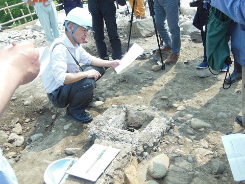 弘前城石垣解体修理に伴う検出銅器の掘り出し_d0131668_14410519.jpg