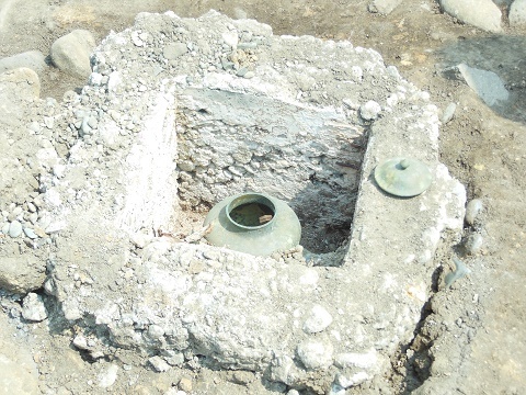 弘前城石垣解体修理に伴う検出銅器の掘り出し_d0131668_14422550.jpg