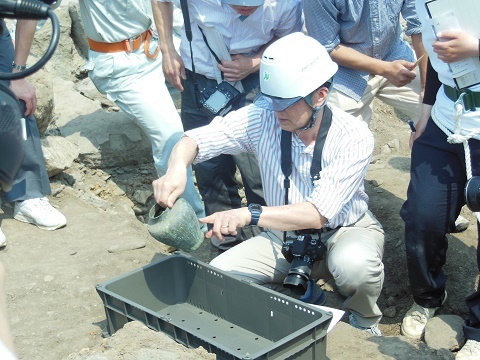 弘前城石垣解体修理に伴う検出銅器の掘り出し_d0131668_14440959.jpg