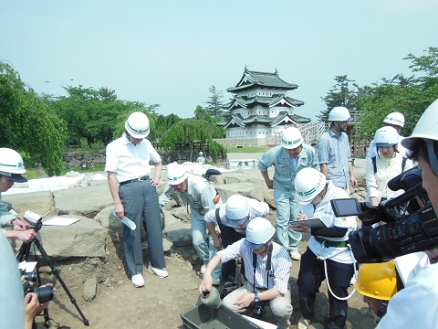弘前城石垣解体修理に伴う検出銅器の掘り出し_d0131668_14445840.jpg
