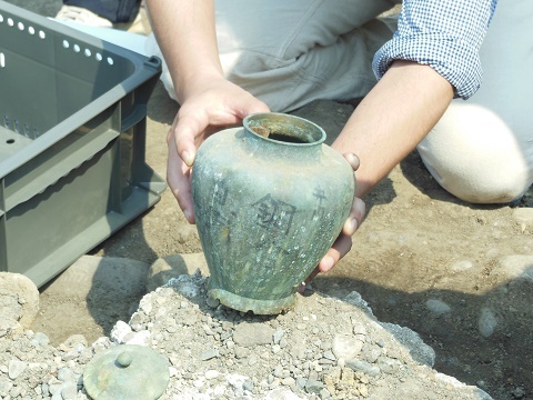 弘前城石垣解体修理に伴う検出銅器の掘り出し_d0131668_14454098.jpg