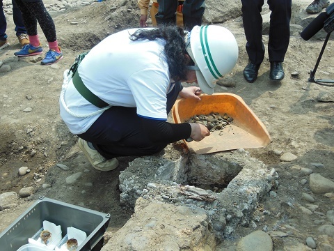 弘前城石垣解体修理に伴う検出銅器の掘り出し_d0131668_14475667.jpg