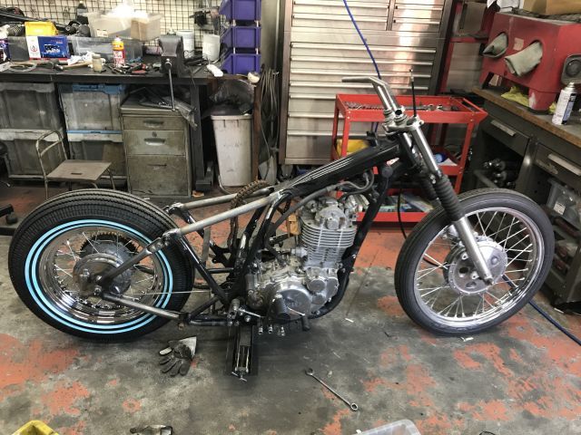 sr400 フレーム シートレール加工 チョッパー chopper-