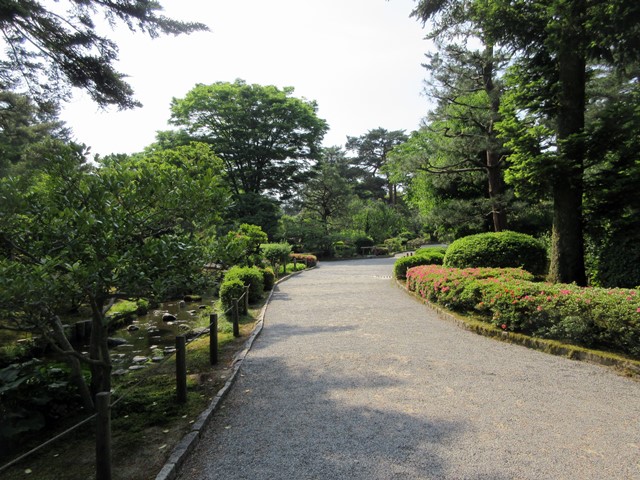 【1泊2日の金沢⑥】金箔ソフト目指して彷徨う兼六園_b0009849_21595153.jpg