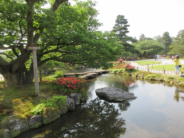 【1泊2日の金沢⑥】金箔ソフト目指して彷徨う兼六園_b0009849_2216261.jpg