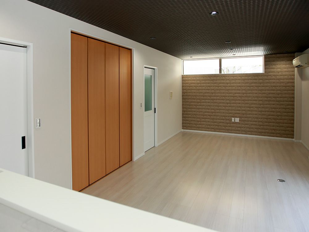 外壁も内装も木調に統一。広々空間の家に大改築。_a0163962_519636.jpg