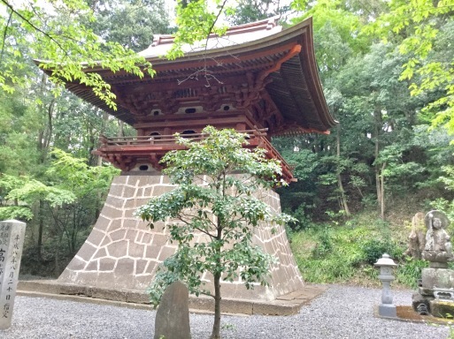 栃木県・岩舟町静高勝寺の三重塔−−−不思議な空間・空模様_a0053063_21572148.jpg