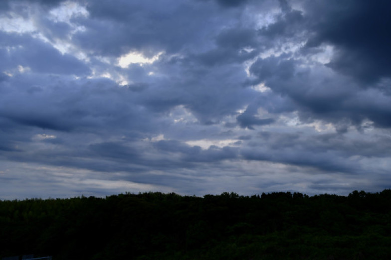 黒雲流れる朝_e0119218_06443015.jpg