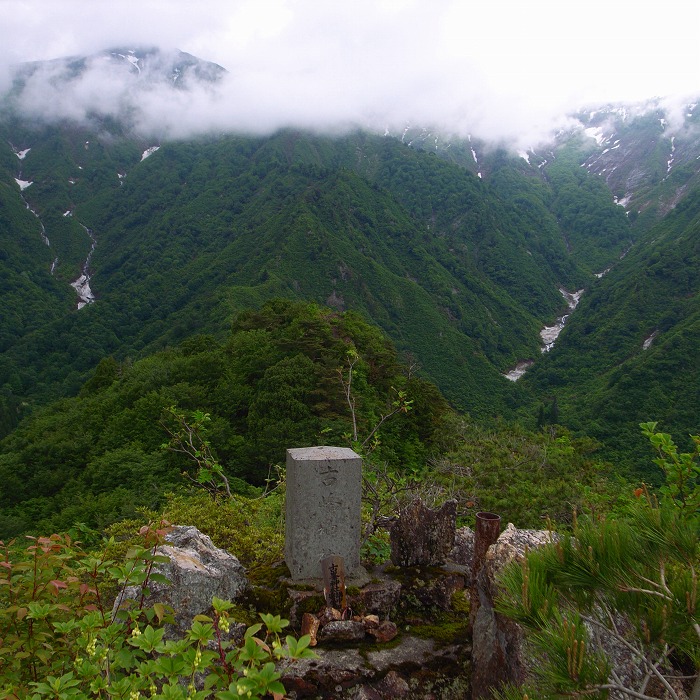 山LOG 2017　その10／古峰山～巻機山の小さな前衛峰_e0031346_18483423.jpg