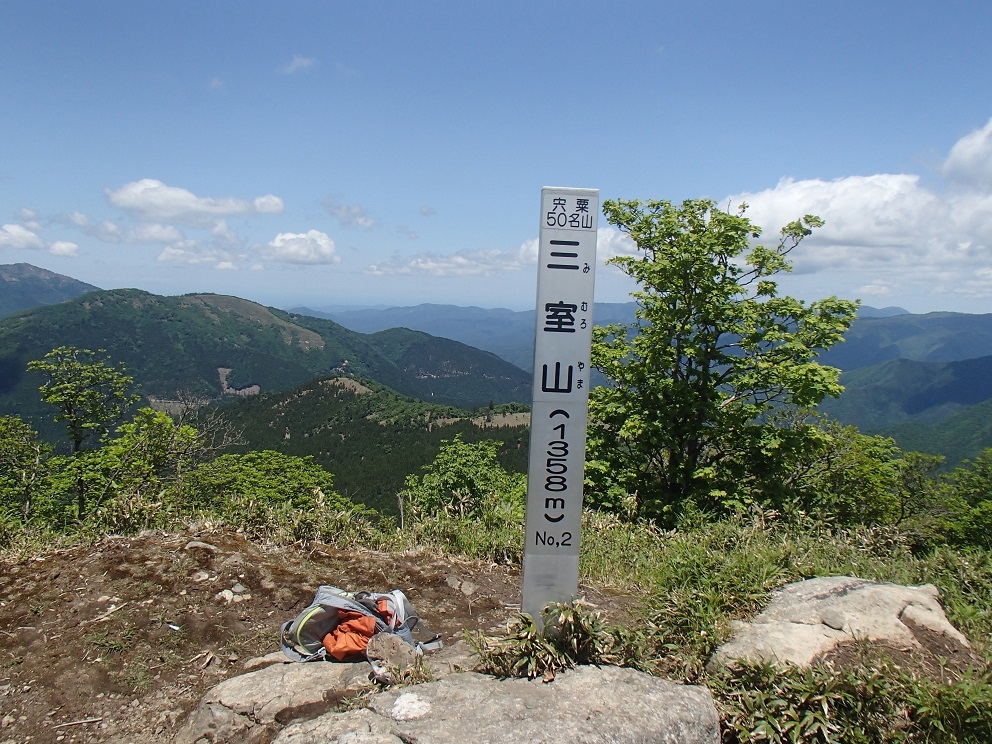 竹呂山（1.129ｍ）～三室山（1.358ｍ）縦走（単独）_d0007657_19544167.jpg