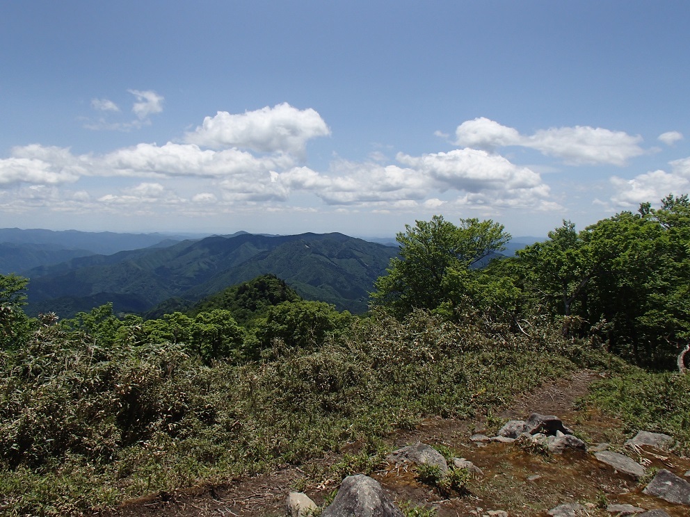 竹呂山（1.129ｍ）～三室山（1.358ｍ）縦走（単独）_d0007657_19553555.jpg