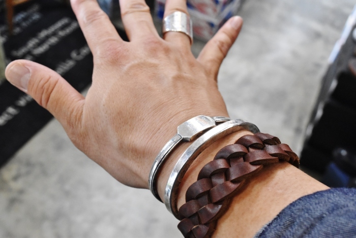 FERNAND LEATHER ･･･ LEATHER WRIST BAND！♪！_d0152280_14090678.jpg