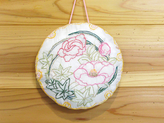 刺繍 ~ 四君子の椿と紅葉の壁飾り ~_e0222340_15284770.jpg