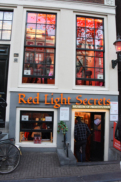 オランダ・アムステルダムの売春街「飾り窓地区」に学ぶ、ビジネスで儲かる秘訣とは？_e0171573_2335323.jpg
