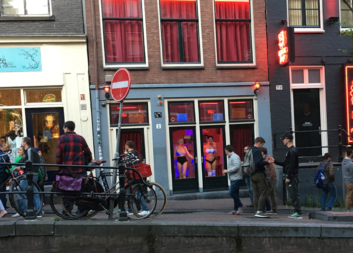 オランダ・アムステルダムの売春街「飾り窓地区」に学ぶ、ビジネスで儲かる秘訣とは？_e0171573_23391031.jpg