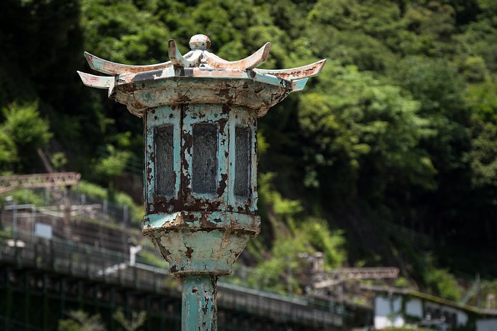 新緑の中で朽ちる老舗旅館_d0353489_8271537.jpg