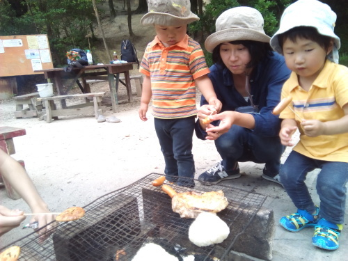 ザリガニと泥遊びと焼きそばパン。_b0099910_20051311.jpg