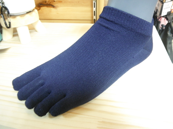 じめじめ雨天ランにも負けない!ドライ感が持続し丈夫な紙糸ソックス入荷!_d0198793_12570186.jpg