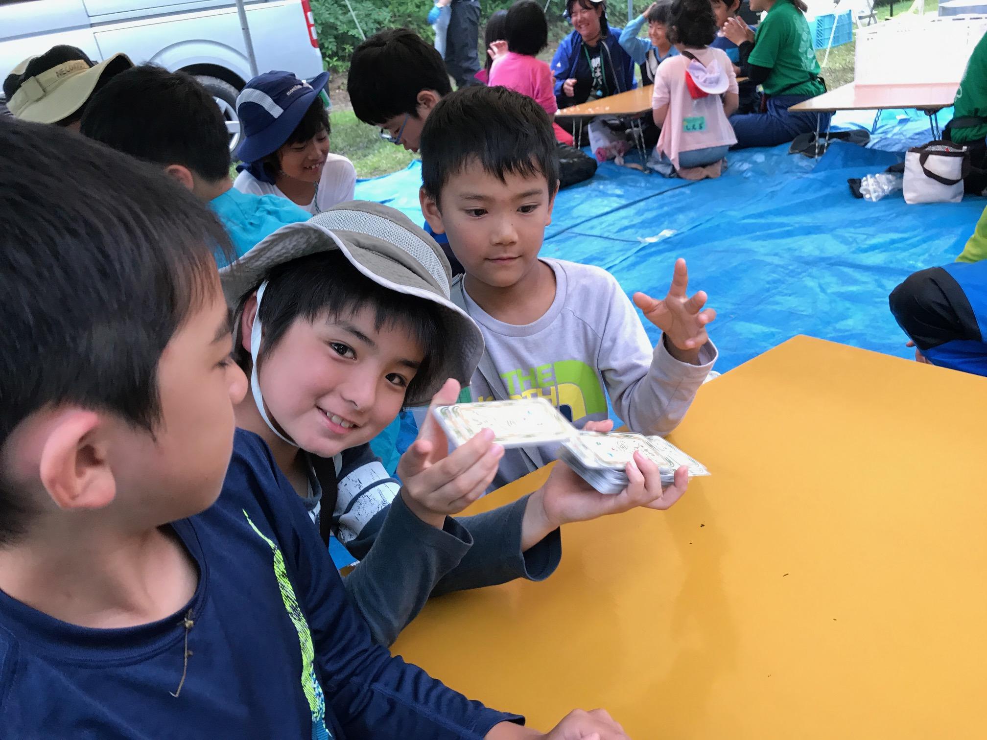 イカダ作りキャンプ〔３日目〕釣った魚は自分たちでさばいて夕食のおかずに！雨でも楽しい3日目の夕方。_d0363878_18092430.jpg