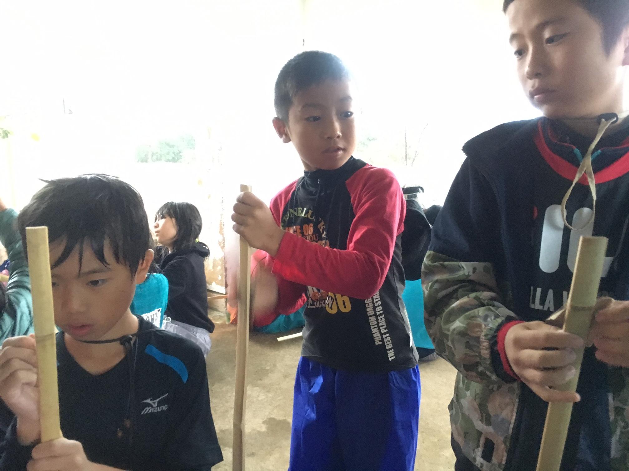 日翔学園キャンプ〔２日目〕雨の中だけど丸一日弓矢づくり、弓矢遊びを楽しみました！_d0363878_18451382.jpg