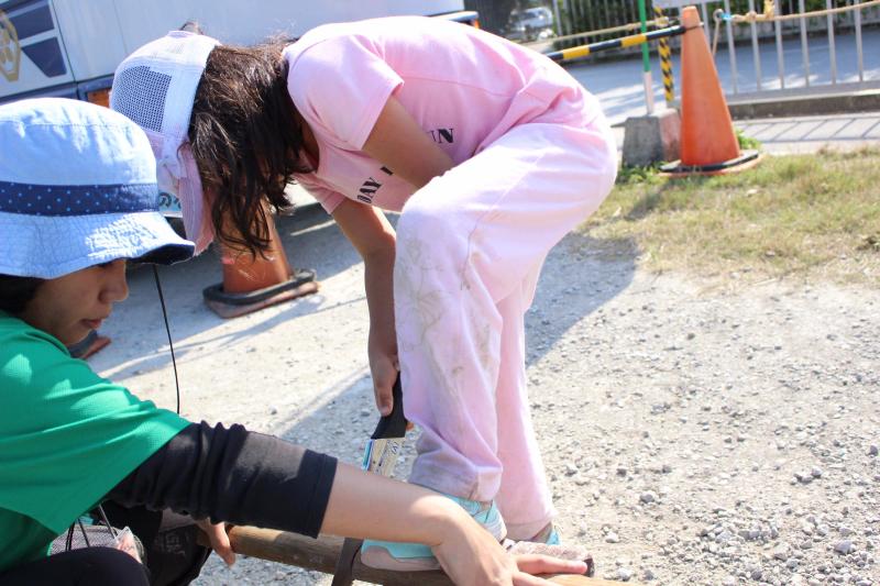 ひみつ基地キャンプ〔２日目〕木のおもちゃづくりが進んでいます。真剣な表情！道具も上手になってきた！_d0363878_18494138.jpg