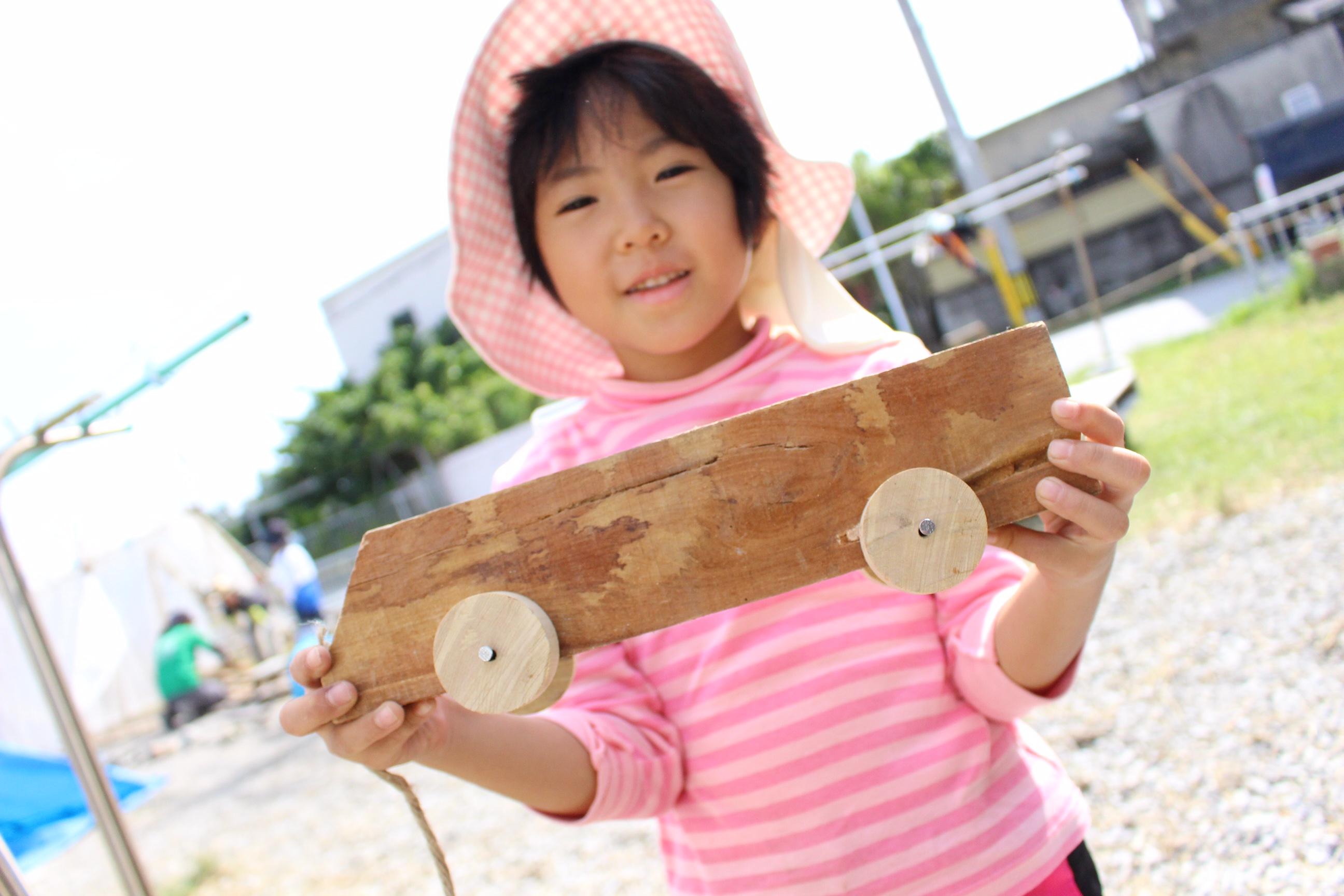 ひみつ基地キャンプ〔２日目〕木のおもちゃづくりが進んでいます。真剣な表情！道具も上手になってきた！_d0363878_18494337.jpg