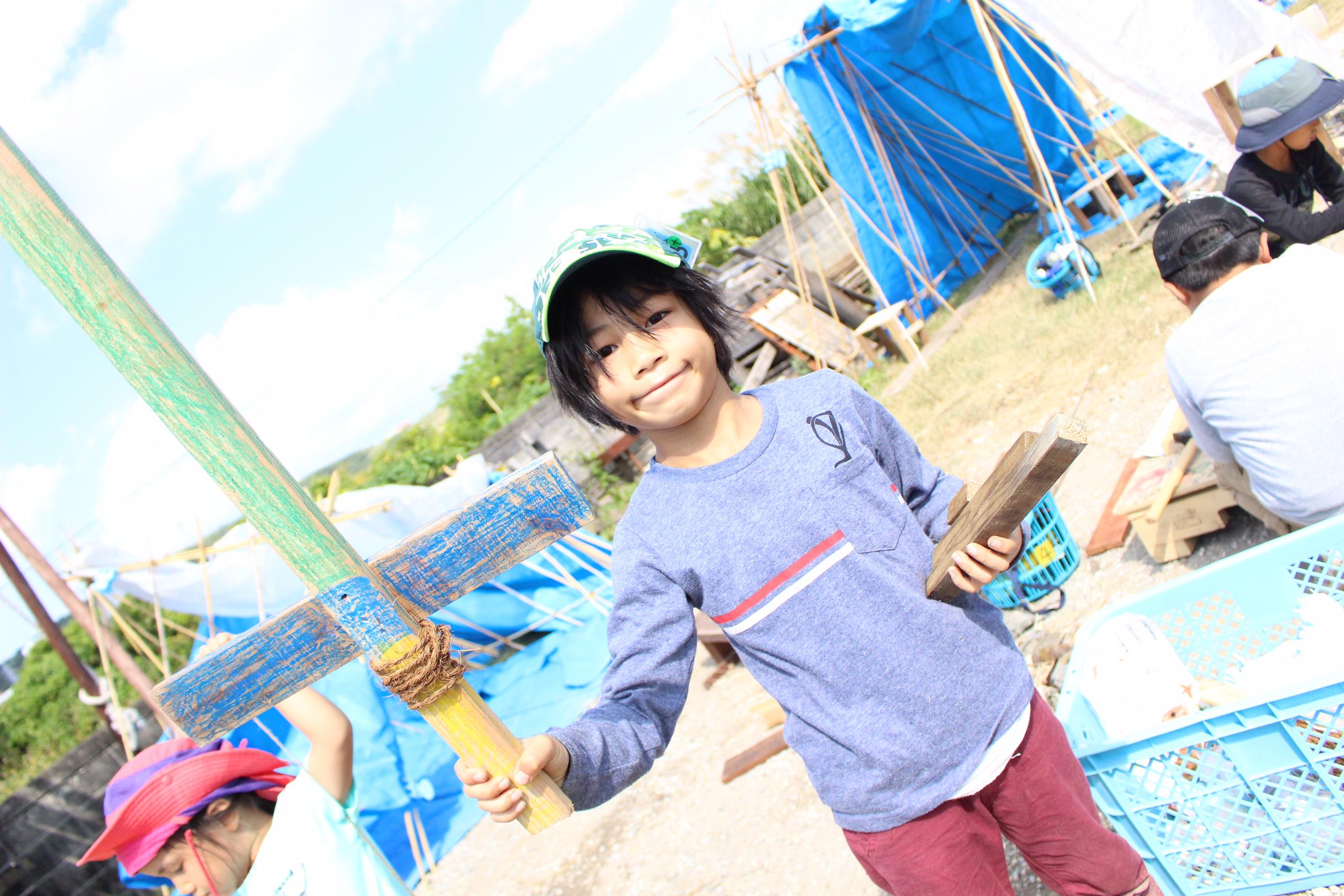 ひみつ基地キャンプ〔２日目〕木のおもちゃづくりが進んでいます。真剣な表情！道具も上手になってきた！_d0363878_18495208.jpg