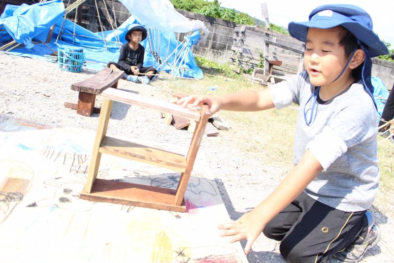 ひみつ基地キャンプ〔２日目〕木のおもちゃづくりが進んでいます。真剣な表情！道具も上手になってきた！_d0363878_18495456.jpg