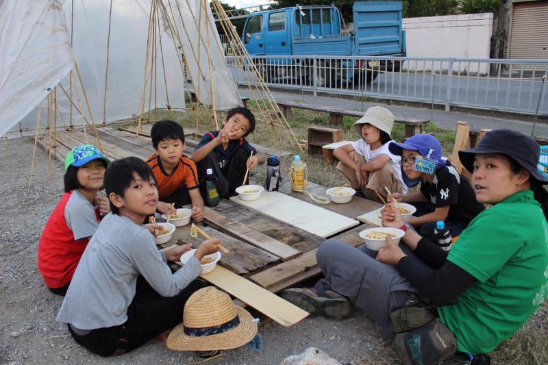 ひみつ基地キャンプ〔１日目〕みんなで作った机でいただきまーす！夜の探検も盛り上がっておやすみなさい！_d0363878_18500605.jpg