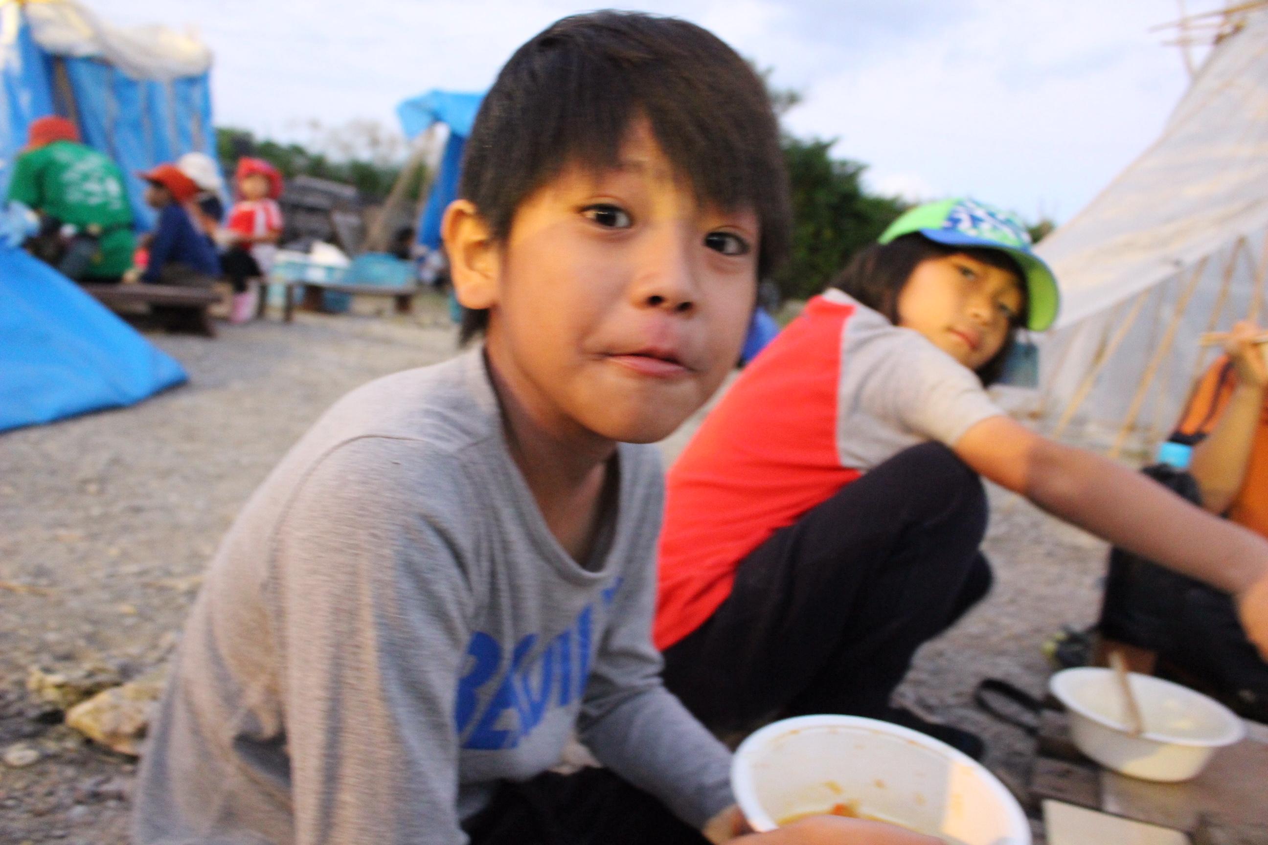 ひみつ基地キャンプ〔１日目〕みんなで作った机でいただきまーす！夜の探検も盛り上がっておやすみなさい！_d0363878_18501357.jpg