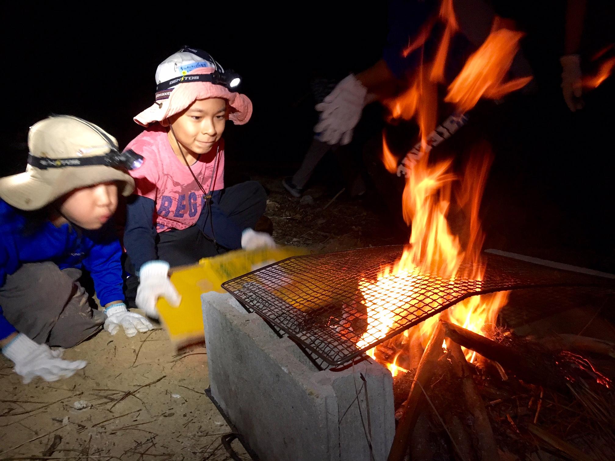 ネコクラブb 04 何でもありキャンプ １日目 夕食は焚き火で魚料理だ うまく火がつくかな ねこんちゅ通信 ネコのわくわく自然教室
