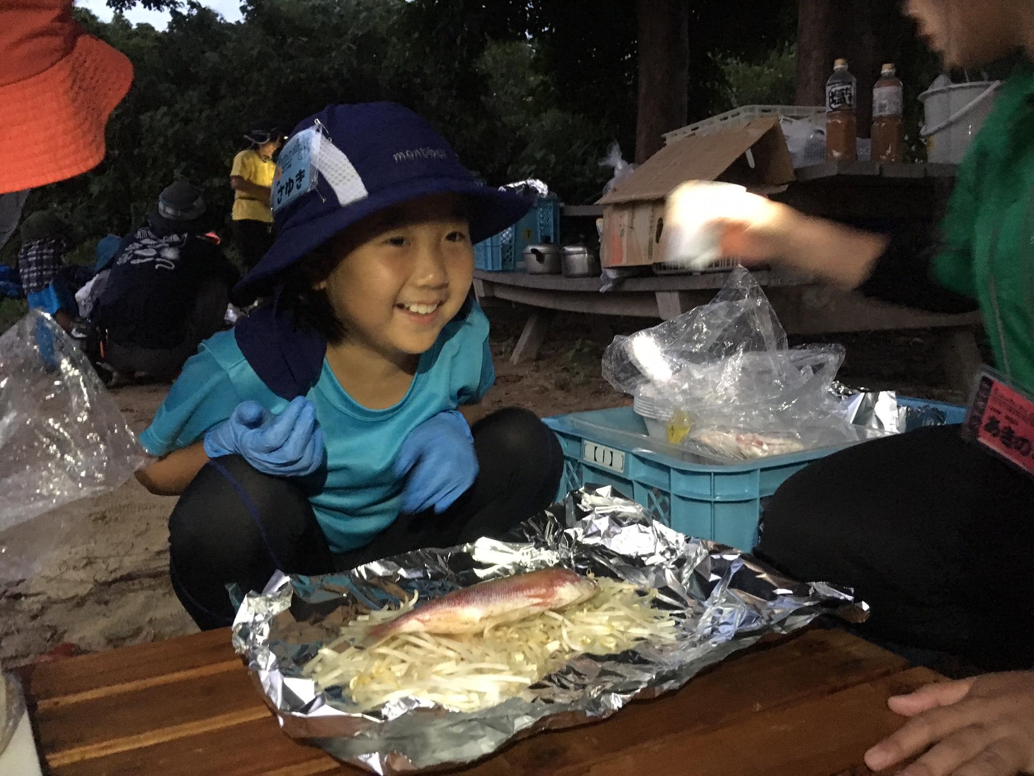 ネコクラブa 04 何でもありキャンプ １日目 どっちが空 川 きれいな空の下 夕食の準備だ ねこんちゅ通信 ネコのわくわく自然教室