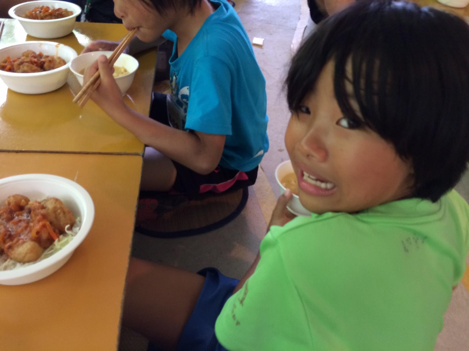 レポート◆無人島冒険学校〔８日目〕お昼ご飯は唐揚げ丼。水筒チェックも忘れずに！_d0363878_20190891.jpg