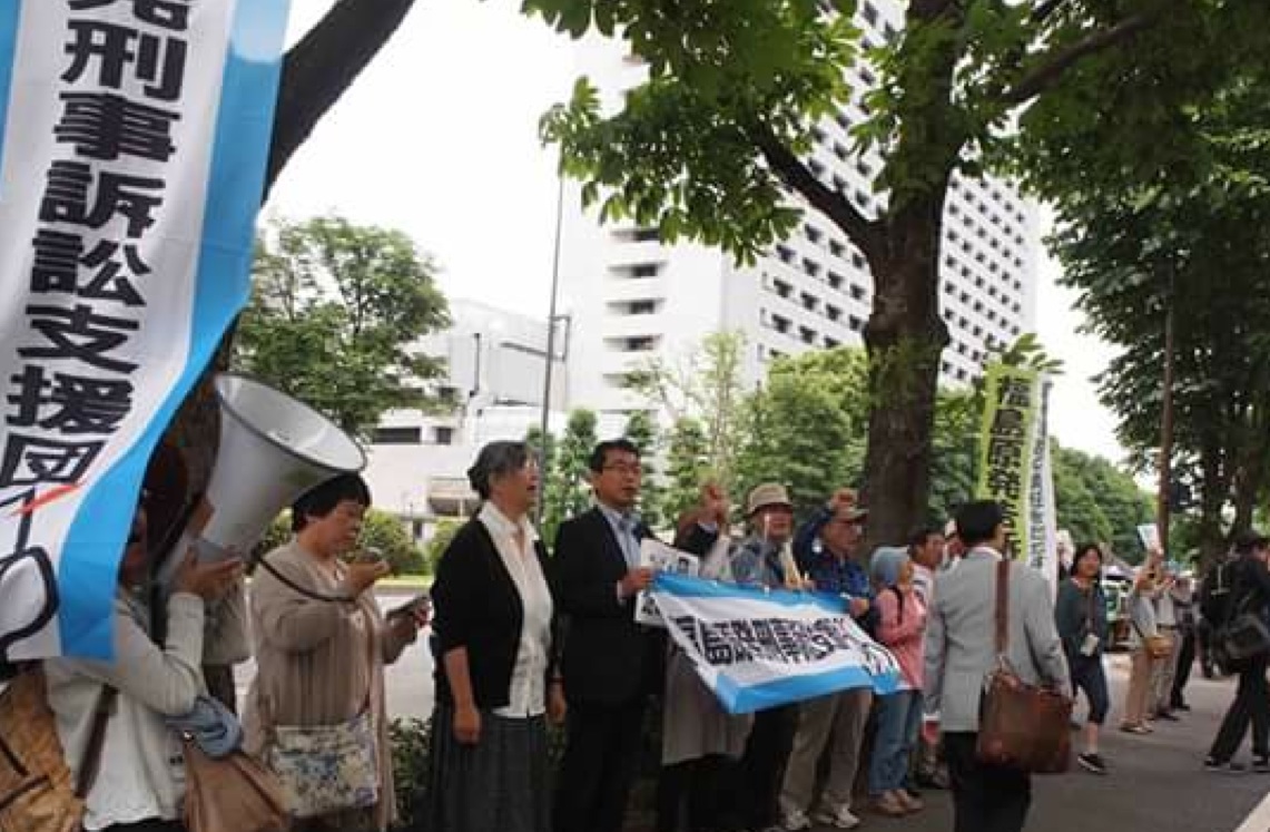 6月30日初公判を前に東京地裁前で要請_e0068696_19262883.jpg