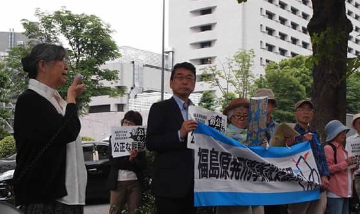 6月30日初公判を前に東京地裁前で要請_e0068696_19314988.jpg