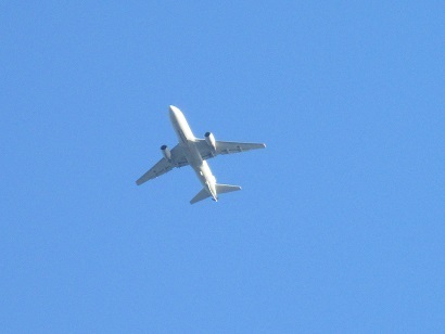 自宅上空を飛ぶ７６７空中空輸機～_e0352409_18243336.jpg