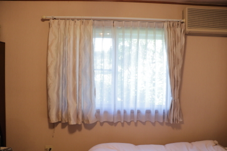 デッキの塗装、出窓の網戸の張替え、寝室のカーテン作り_f0185066_18495424.jpg