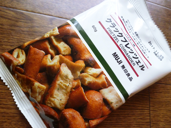 【無印良品】クラックプレッツェル パクチー味_c0152767_20534678.jpg