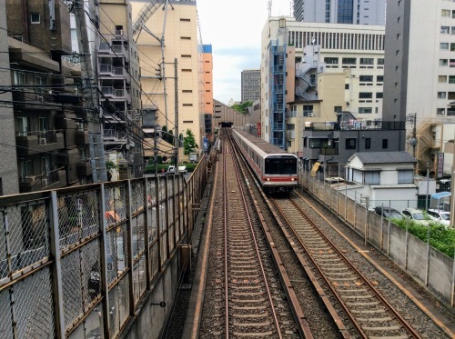 奥に見えるのは地上にある地下鉄丸ノ内線後楽園駅 設計事務所 Arkilab