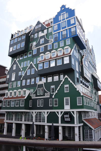 オランダ建築がすごい！インパクト大のホテル外観！インテル・ホテルズ・アムステルダム・ザーンダム写真_e0171573_2371129.jpg