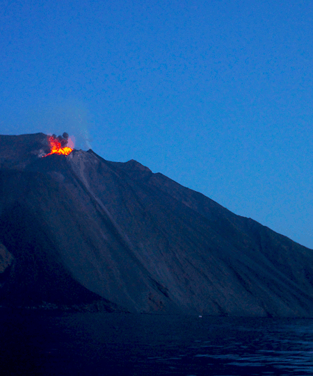 ストロンボリ島 10.　さまざまな思い出と共に…これが最後の噴火ショー_f0205783_21113965.gif