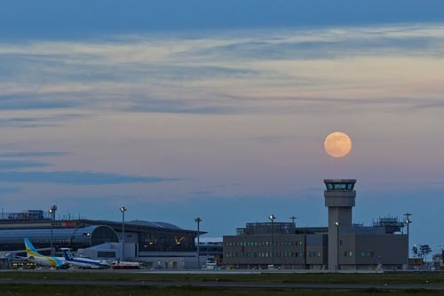 久々の仙台空港でイチゴ風味の足りないストロベリームーン_c0148812_07030923.jpg