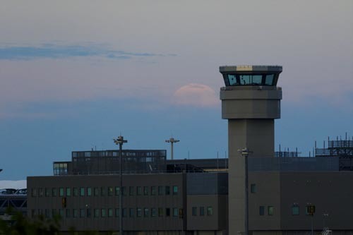 久々の仙台空港でイチゴ風味の足りないストロベリームーン_c0148812_07042122.jpg