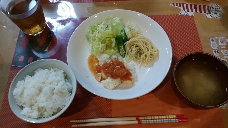あじさい荘夕食 たらのムニエルトマトバジルソース サラダ 粉ふきいも ご飯 味噌汁 今日の献立 あじさい荘夕食 たらのムニエルトマトバジルソース サラダ 粉ふきいも ご飯 味噌汁 今日の献立